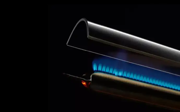 ガスの青い炎が燃える NEXTREMA® ガラスセラミックバーナーシールドの画像