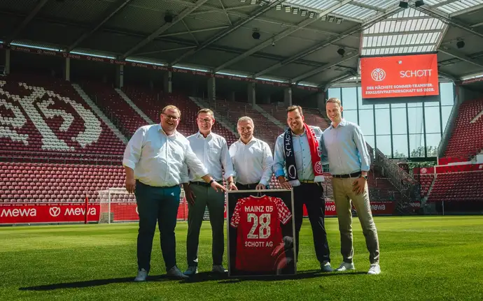 Gruppenfoto im Stadion von Mainz 05. David Schössler, Director B2B Mainz 05, Stefan Hofmann, Vorstandsvorsitzender Mainz 05, Salvatore Ruggiero, Vice President Marketing and Communication SCHOTT, Christian Thiel, Head of Brand Management SCHOTT und Henrik Tewes,  Infront-Teamleiter bei Mainz 05