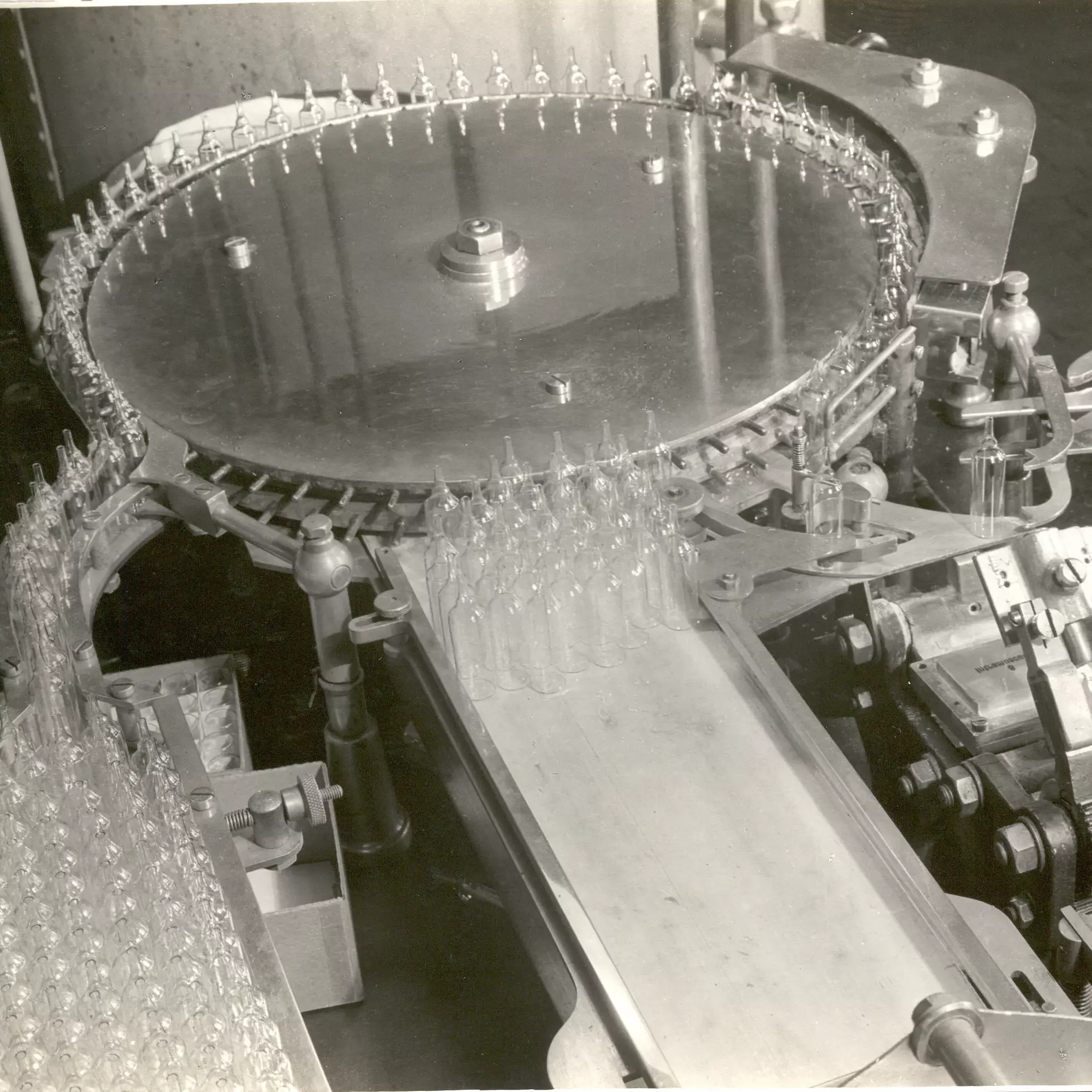 Manufacting of pharmaceutical ampoules by machines, starting in 1928