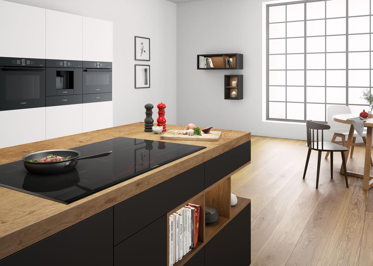 装有黑色博世8系灶具和肖特 CERAN Miradur® 涂层的现代化家用厨房