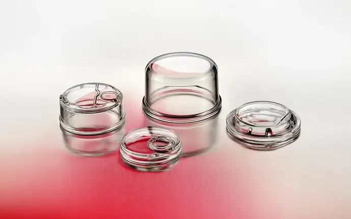 Verrines en verre et verre de compteur d'eau sur fond rouge