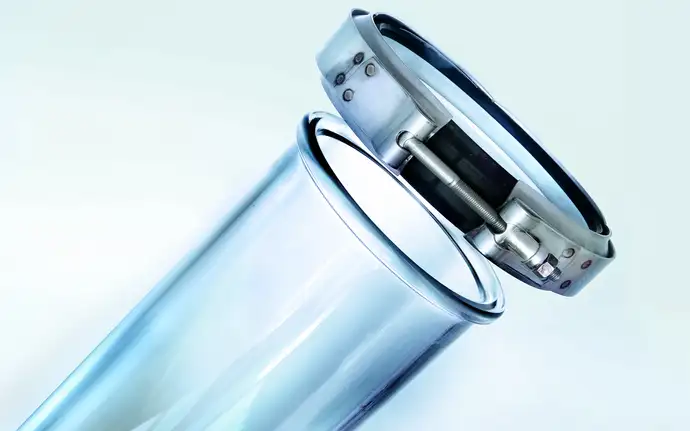 Sección de un tubo de vidrio KIMAX® claro con junta metálica