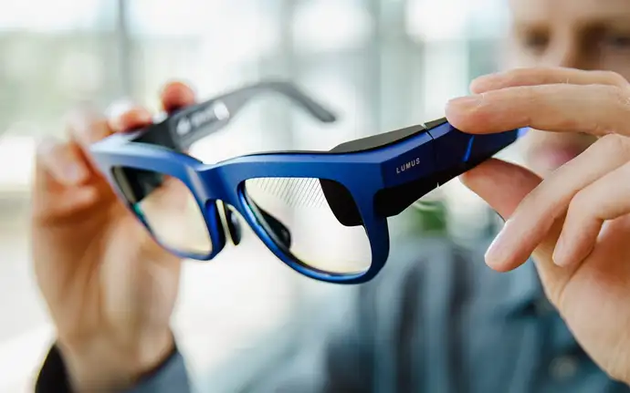 Smart glasses with SCHOTT reflective waveguides