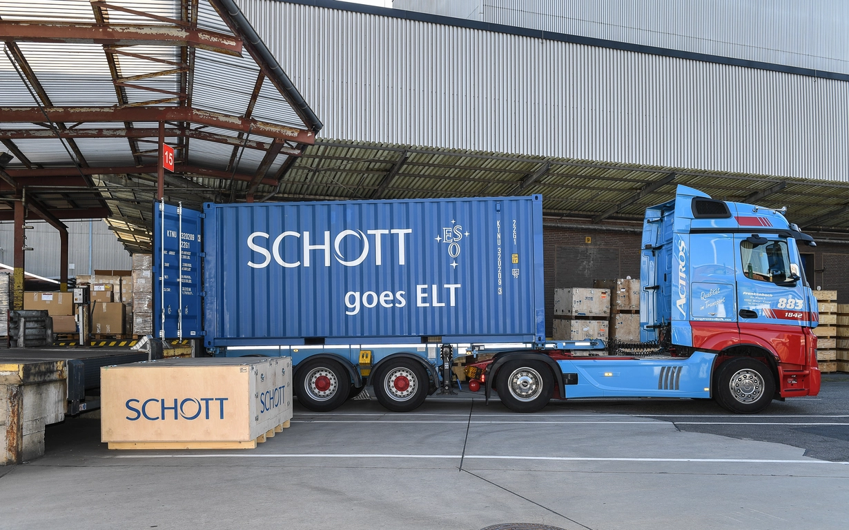 Die ZERODUR® ELT M1-Spiegelträger sind in den blauen SCHOTT Container verladen und starten jetzt von Mainz