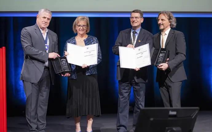 Steve Martin and Kathleen Richardson receive the Otto Schott Research Award