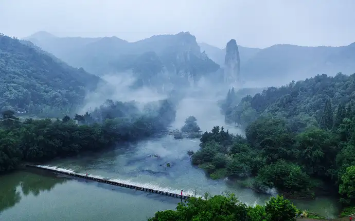 Río y bosque en el condado de Jinyun, Zhejiang, China