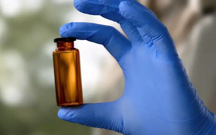 Ein braunes EVERIC® lyo & amber Fläschchen sowie ein braunes Pharmarohrglas.