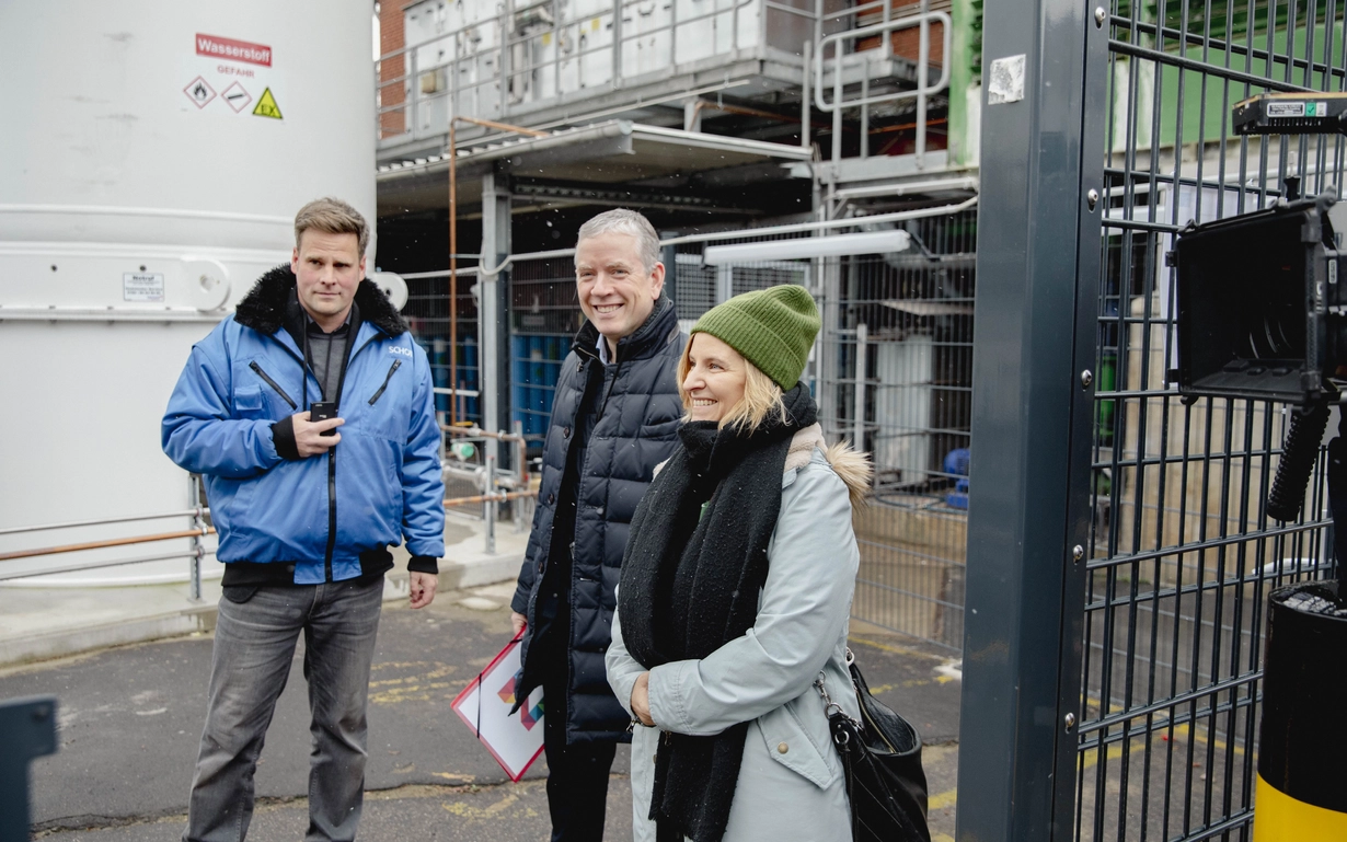 Katrin Eder, Matthias Kaffenberger, and his colleague outside the hydrogen tank at the SCHOTT sit