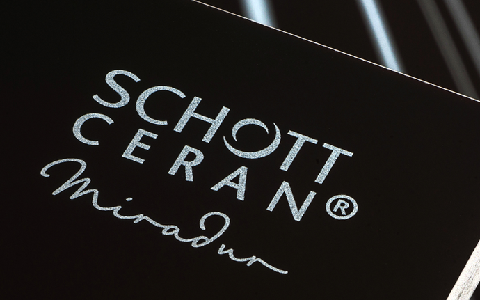 Logo SCHOTT CERAN Miradur® dans le coin de la surface de cuisson en vitrocéramique