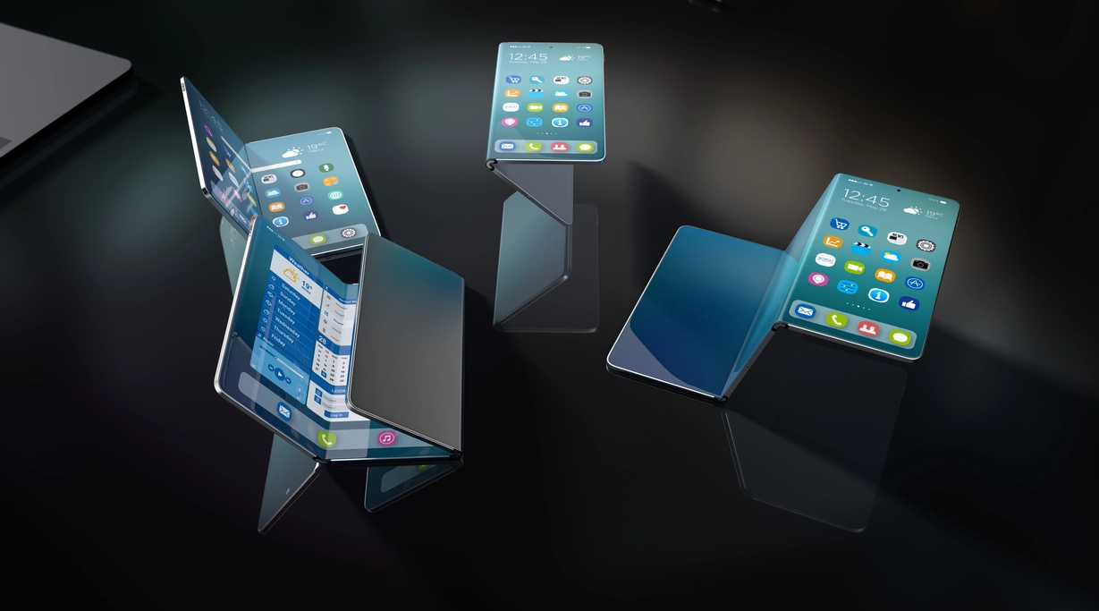 Quatre smartphones pliables sur fond sombre