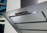 Glass extractor hood with a SCHOTT® MetalLook finish