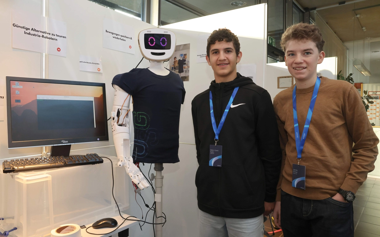 Metin Cemil Aydin und Jannik Ortner mit einem Roboter 