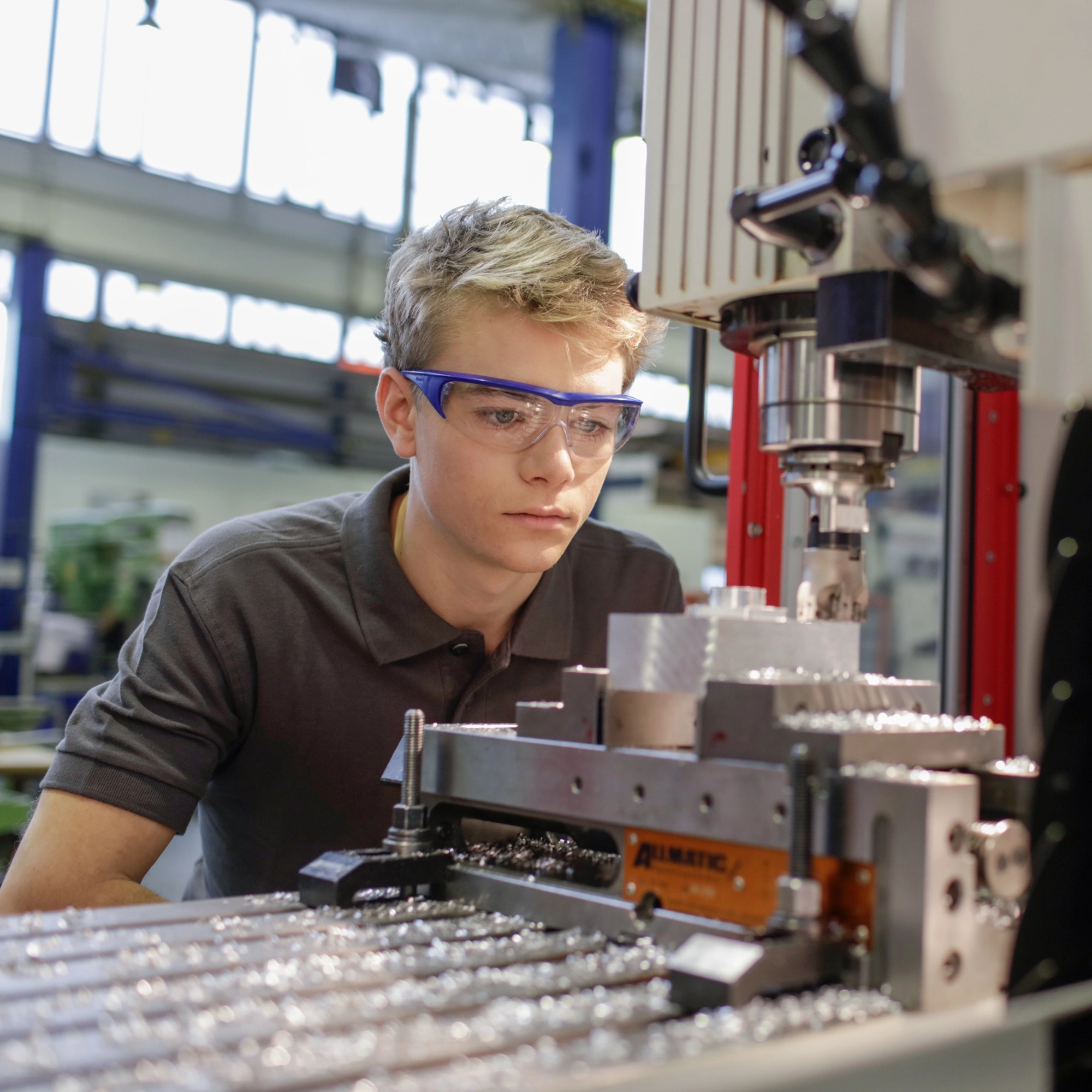 Junger Ingenieur bei der Inspektion eines Glasbausteins