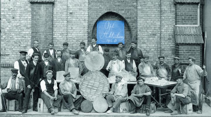 Historic picture of SCHOTT employees	