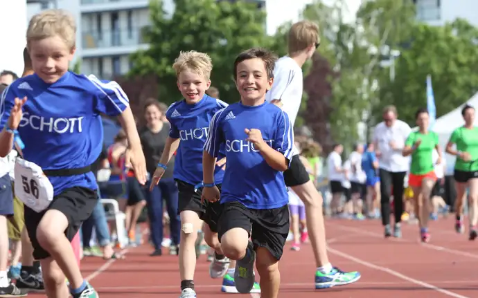 달리기 경주에 참가한 SCHOTT 티셔츠를 입은 어린이들