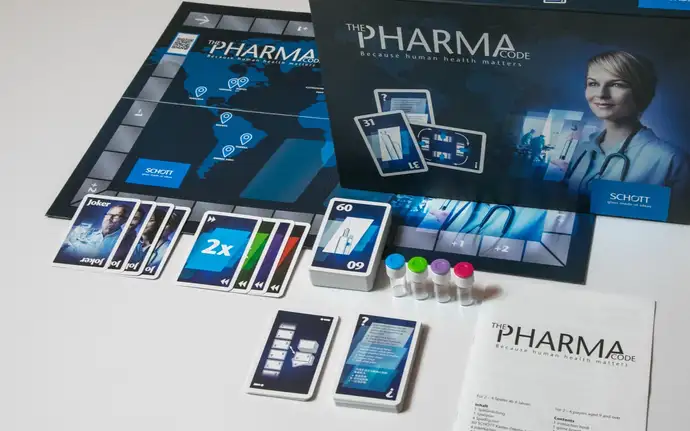 Das Bild zeigt die verschiedenen Teile des SCHOTT Spiels The Pharma Code 