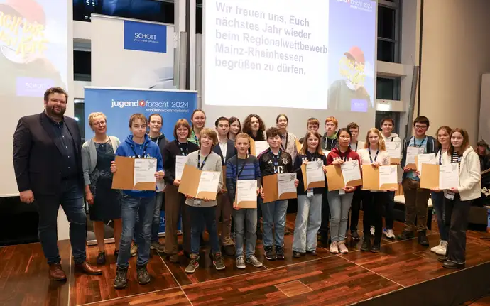 Gruppe mit Schülern bei der Siegerehrung „Jugend forscht“ / „Schüler experimentieren“ mit Urkunde in der Hand.