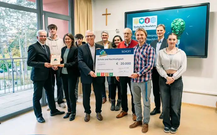 Vertreterinnen und Vertreter der SCHOTT AG aus Landshut, der Realschule Neufahrn und der Schülerschaft bei der Übergabe des Förderpreises.