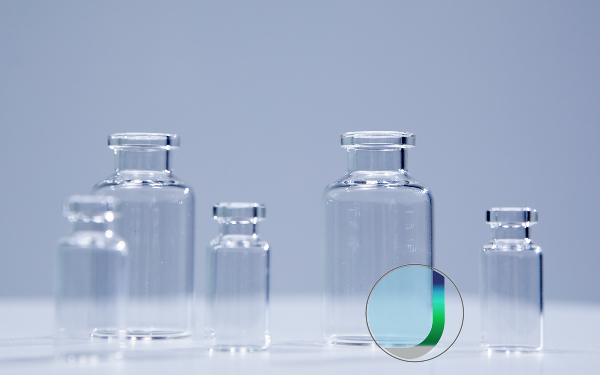多个注射剂瓶，其中一个注射剂瓶带有展示优化玻璃强度的动画效果