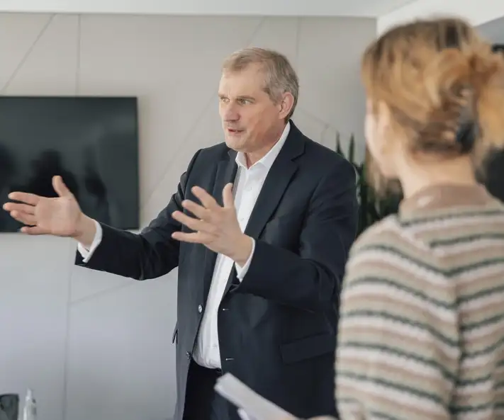 SCHOTT CEO Dr. Heinricht im Gespräch mit bei Fridays For Future engagierten Jugendlichen