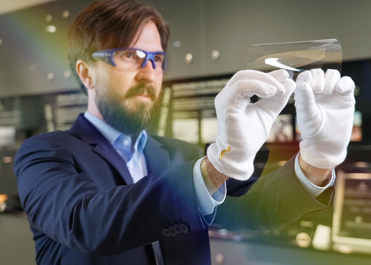 一名科学家正在弯折一片超薄玻璃