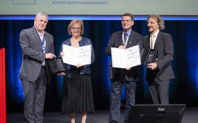 Steve Martin and Kathleen Richardson receive the Otto Schott Research Award