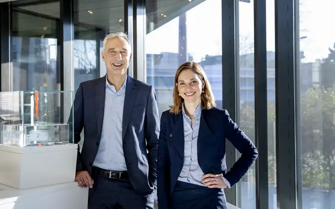 Zwei Personen posieren für ein Foto. 