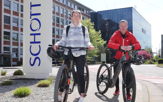 Ein Mann und eine Frau auf einem Fahrrad