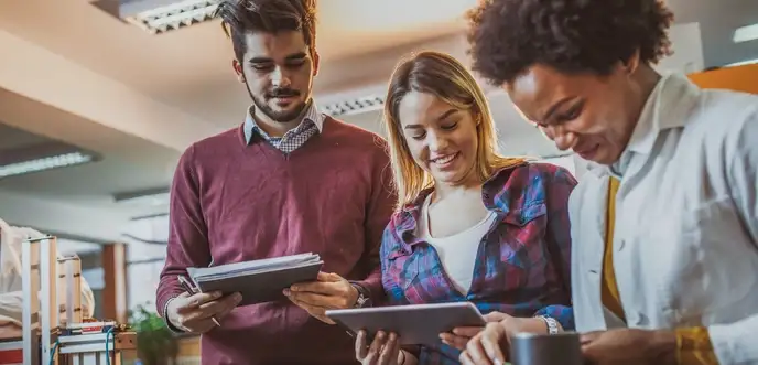 Tres estudiantes trabajando en un proyecto de ingeniería