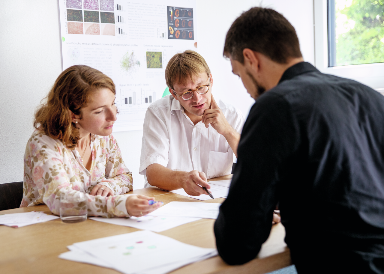 (L-R) Dr. Camille Lowy, Dr. Christoph Schröder und Dr. Ronny Schmidt von Sciomics