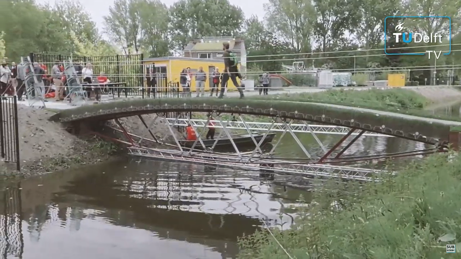 Puente de vidrio en la Universidad Técnica de Delft, Países Bajos	