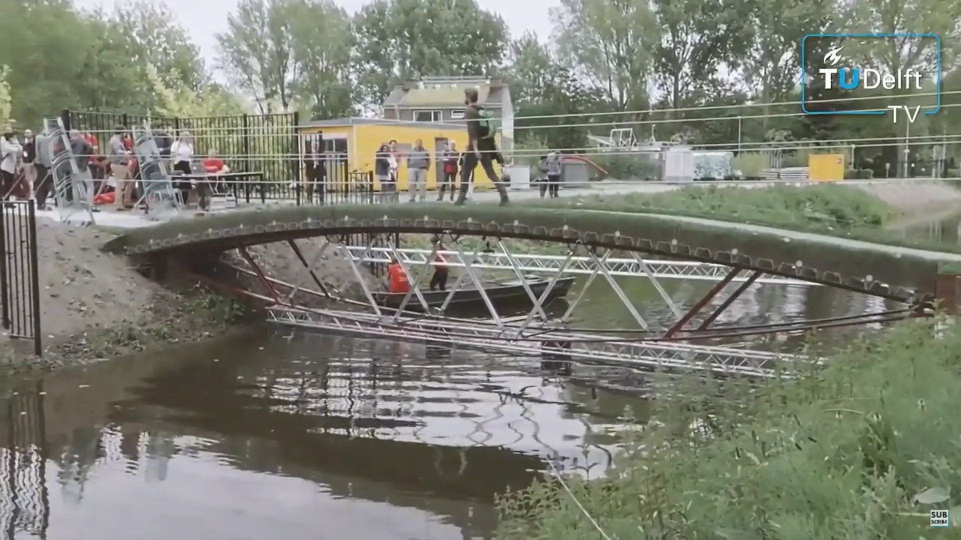 Puente de vidrio en la Universidad Técnica de Delft, Países Bajos 