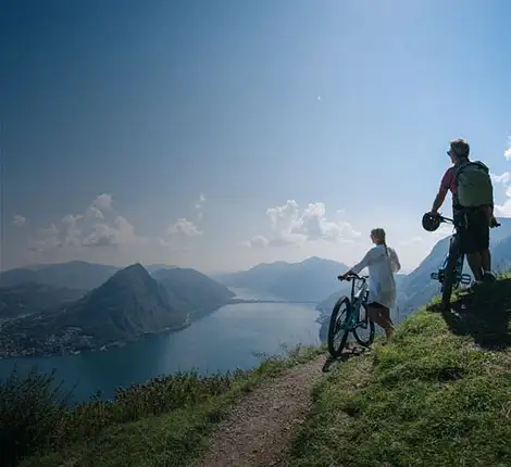 Personen auf Fahrrädern in den Alpen