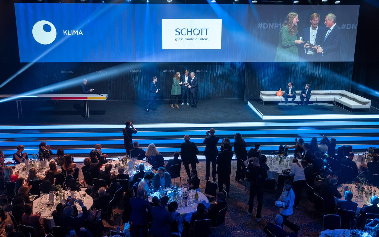 SCHOTT CEO Dr. Frank Heinricht accepted the German Sustainability Award and the special prize in the Transformation Field Climate at the German Sustainability Day gala in Düsseldorf.