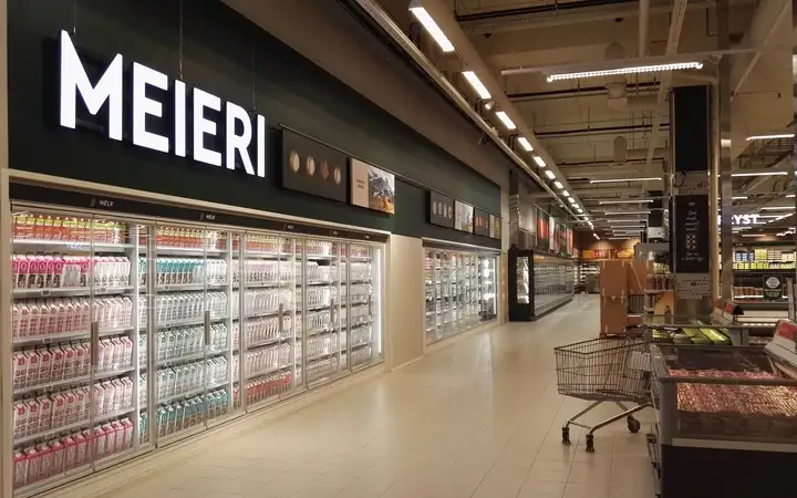 Cold Room filled with milk packages fitted with SCHOTT Termofrost® glass door systems