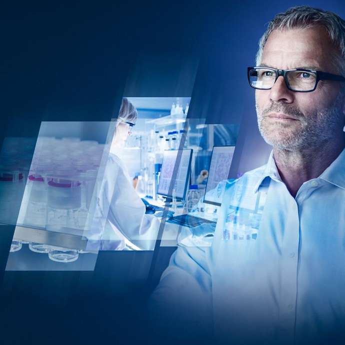 Homem com vidros em frente a imagens de um cientista e uma fileira de frascos farmacêuticos