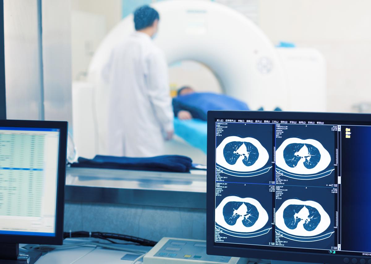 Ansicht vom Kontrollraum eines CT-Scanners in einem Krankenhaus