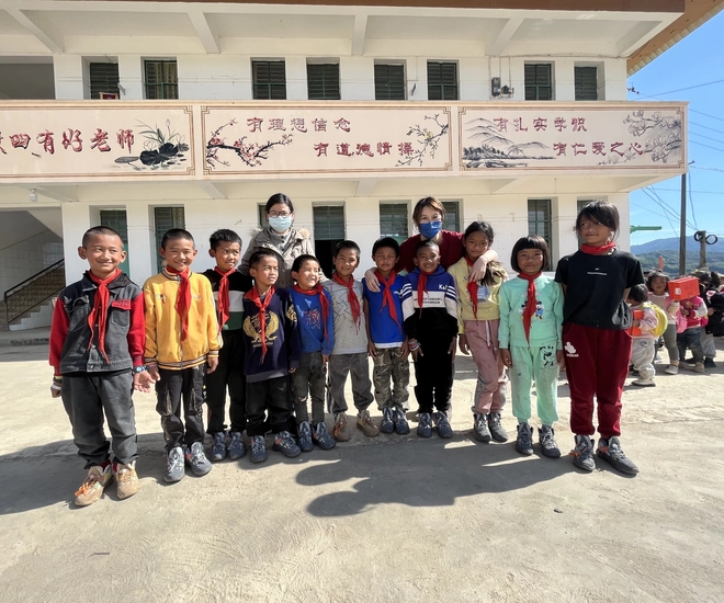 Estudantes felizes do ensino básico de Manghui