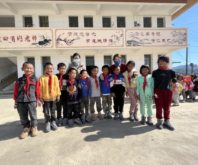 Glückliche Grundschüler aus Manghui