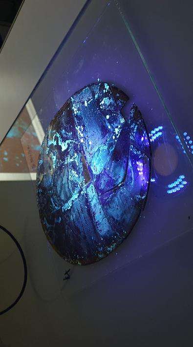 Vidrio teñido de una catedral evaluada con luz UV