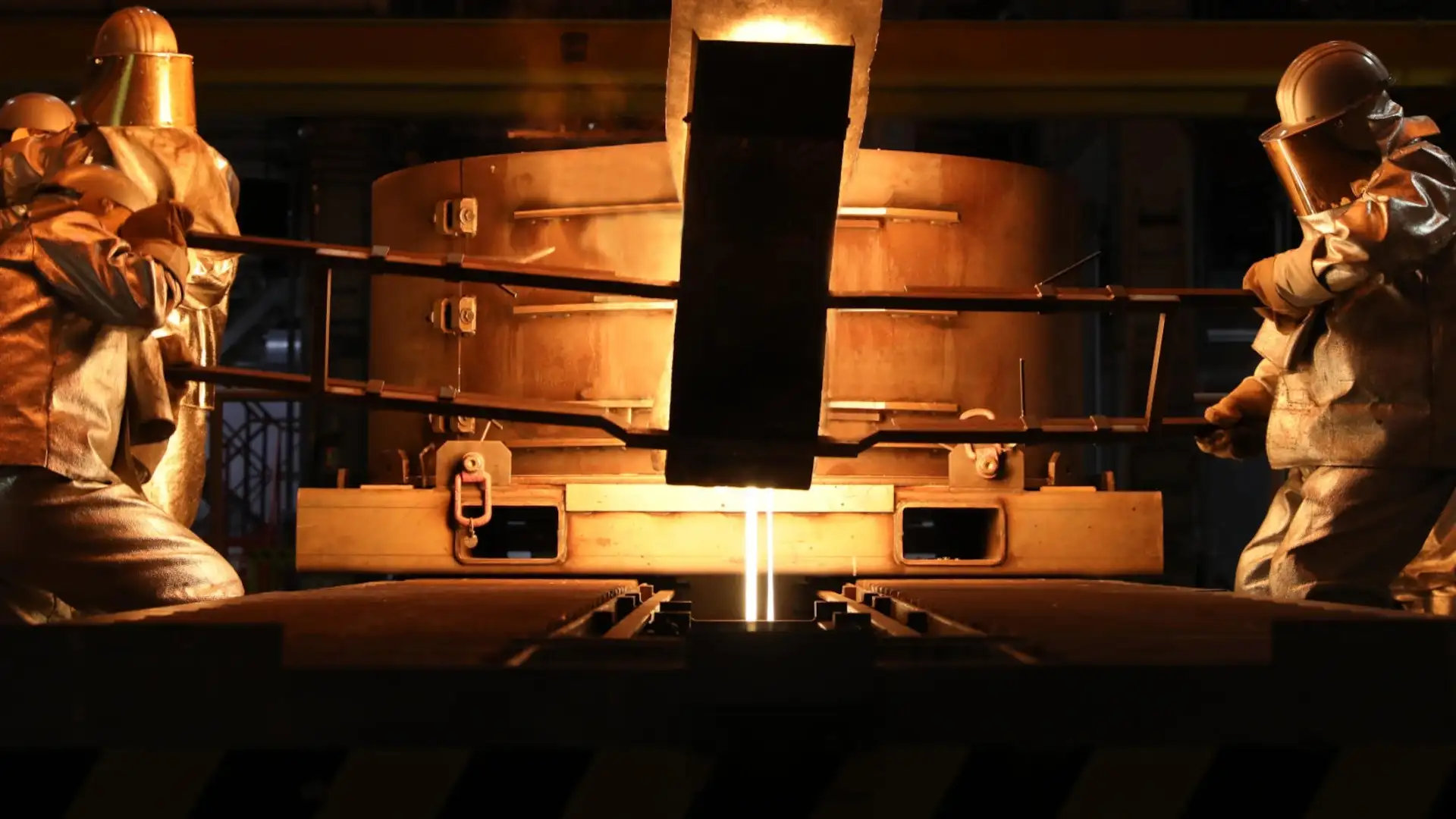 SCHOTT engineers pouring molten glass into a mold