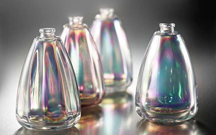 Quatre flacons de parfum avec revêtement décoratif