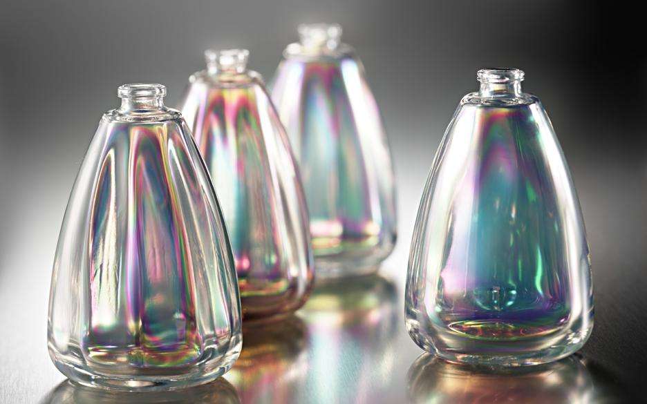 Quatre flacons de parfum avec revêtement décoratif