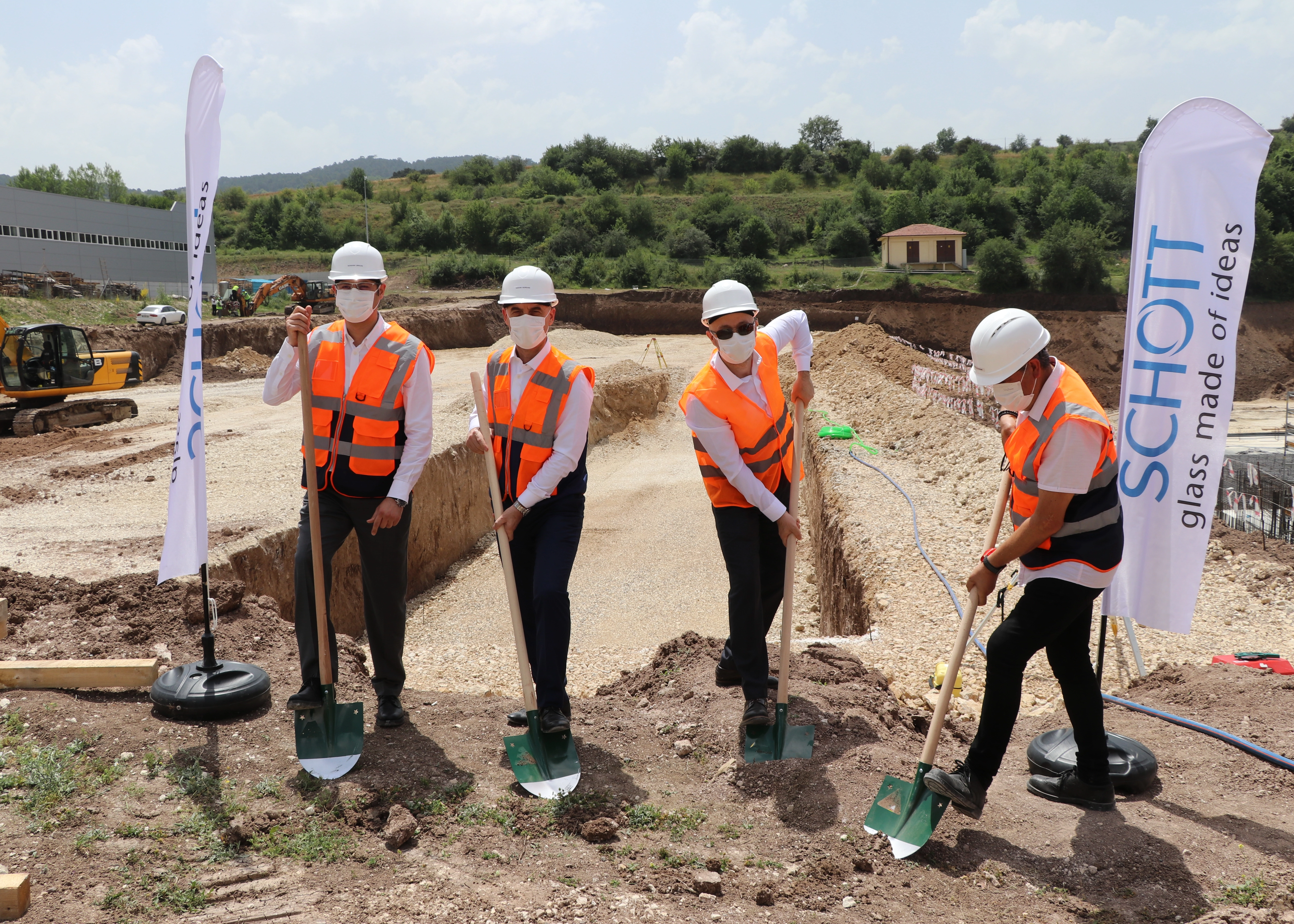 Four men digging at SCHOTT groundbreaking ceremony in Bolu, Turkey