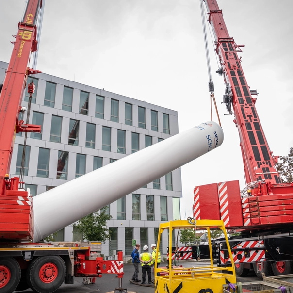 A massive hydrogen tank being erected at SCHOTT's headquarters in order to melt glass using clean hydrogen