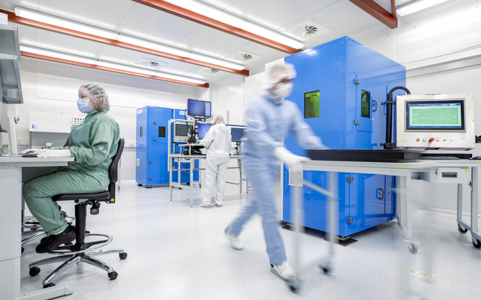 Wissenschaftler arbeiten in einem Labor.