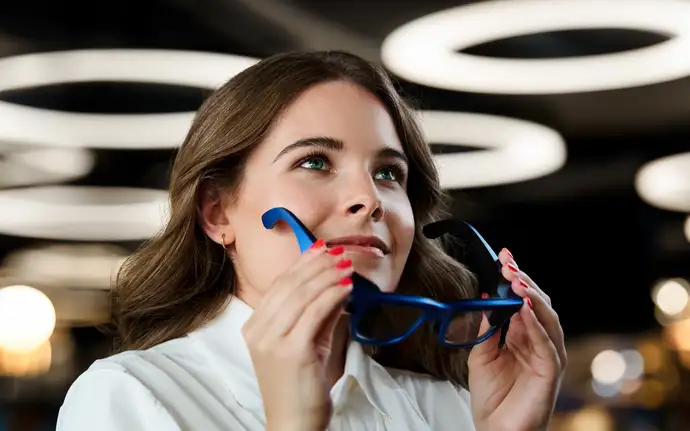 女士手持智能眼鏡