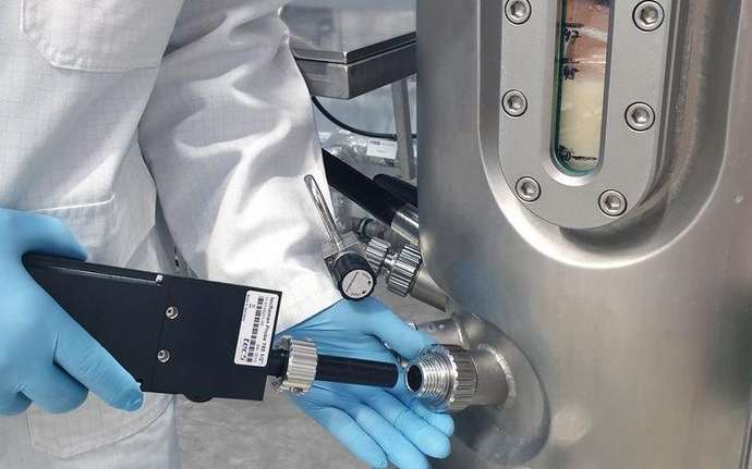 特写的科学家研究生物反应器使用拉曼光谱仪通过SCHOTT ViewPortTM接口