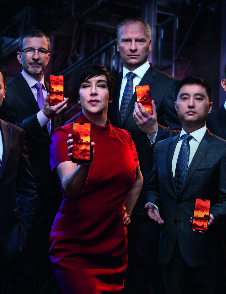 Six SCHOTT executives holding smartphones