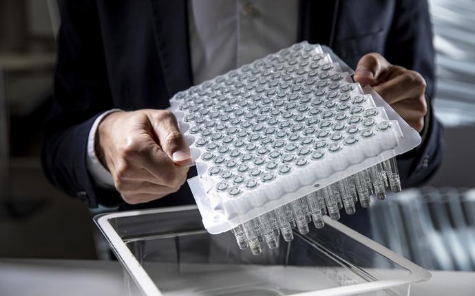 Man holding a nest of 160 prefillable SCHOTT TOPPAC polymer syringes.